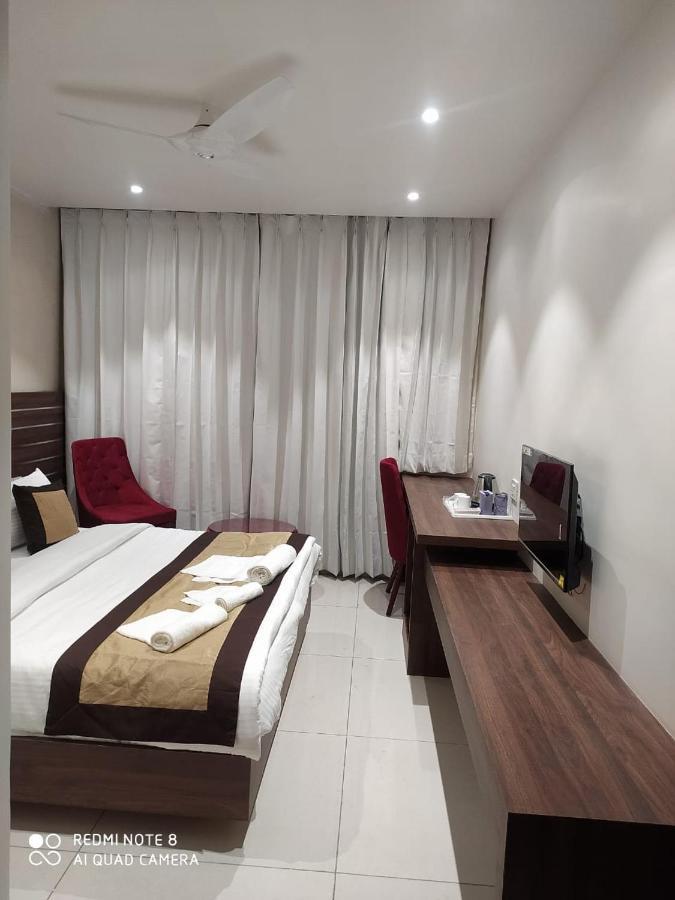 Rajlaxmi Hotel - Free Airport Pickup And Drop Джайпур Екстериор снимка